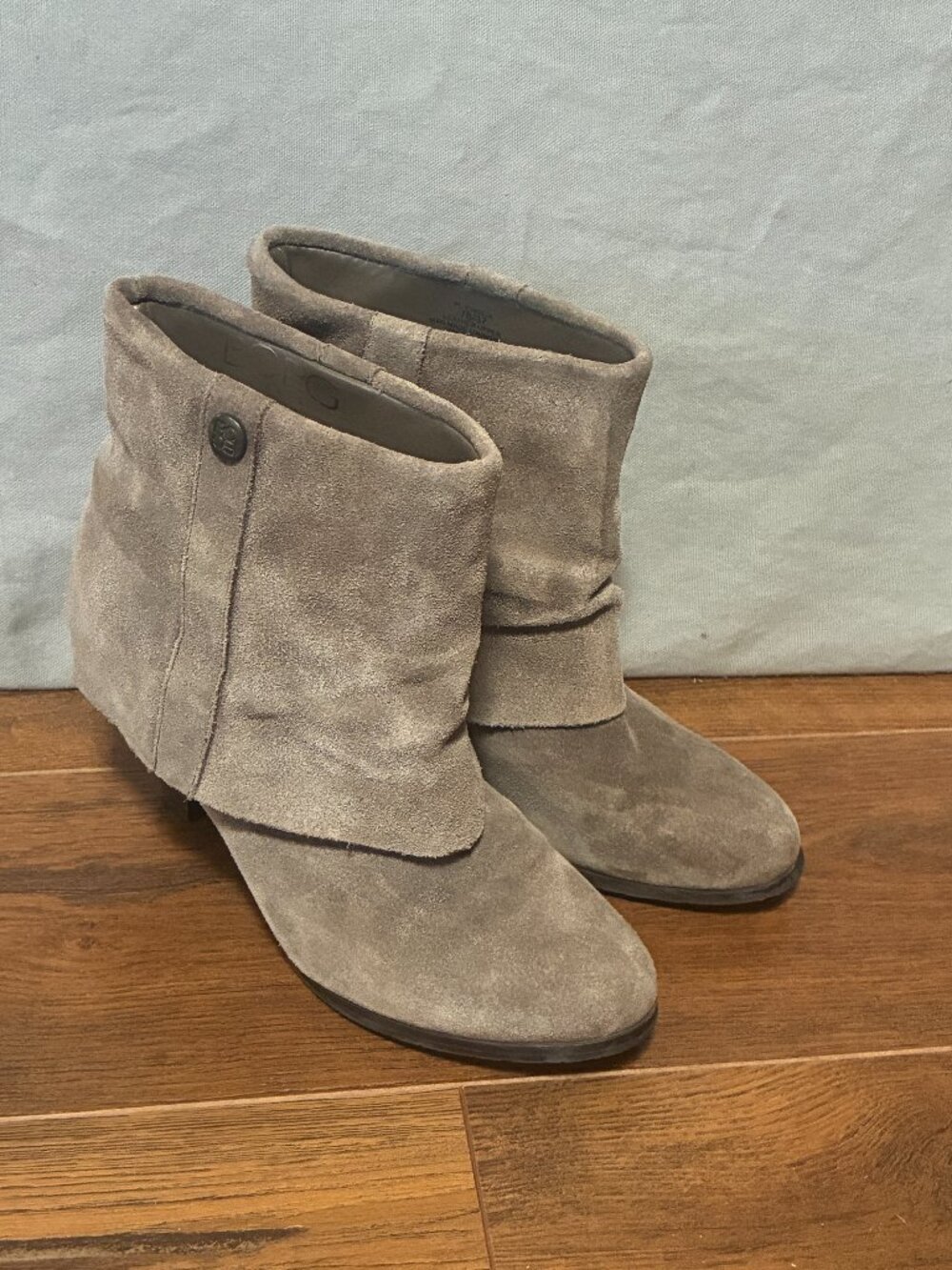 BCBG Paris Womens Cinelia Suede Bootie Size 7B Color Fawn/Tan Boho Indie Sleaze